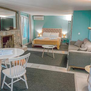 One-Bedroom King Suite